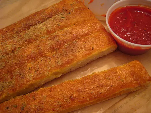 how-to-reheat-pizza-hut-breadsticks