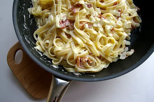 reheat-fettuccine-alfredo-use-a-stove