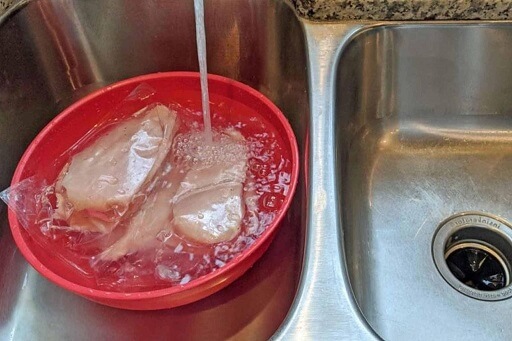 Defrosting chicken with cold water usually takes 1 hour and 30 minutes, and you need to change the water every 30 minutes