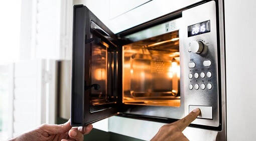 Using the microwave to reheat eggs for 15 - 30 seconds at a moderate temperature will help the dish to be hot, soft, and delicious (Source: The Guardian)