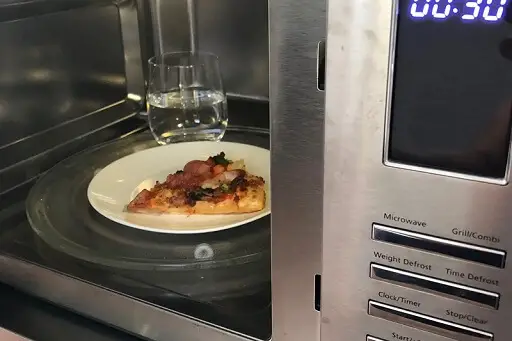 Reheating pizza in your microwave 