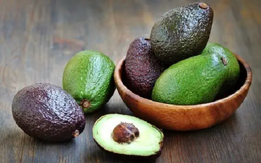 Ripe avocados are usually dark green or purple with slightly rough skin 